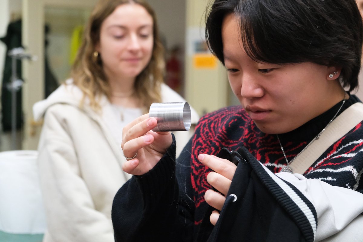 icmm_csic's tweet image. 🗣Hoy tenido la visita de estudiantes universitarios en la que han podido conocer en qué trabajamos y visitar varios de nuestros laboratorios.

👩‍🎓Esperamos que les haya picado el gusanillo la #ciencia de #materiales y podamos recibirles en un futuro🤗  #icmmlife #materialscience