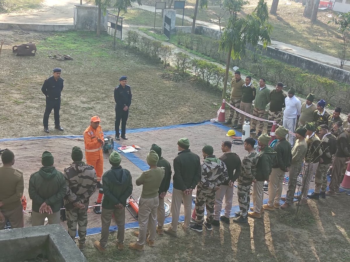 15bnNdrf's tweet photo. Team 15 BN NDRF conducted Disaster Management training for the 2nd batch of CISF personnel at CISF Camp, BHEL Haridwar, focusing on rescue strategies, techniques and familiarisation with tools, equipment and accessories to strengthen operational preparedness &amp; effective response. https://t.co/KA7rv6JwD7
