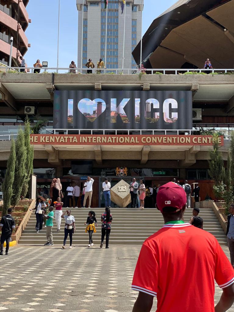 VIVIANWERE2's tweet image. Mko?