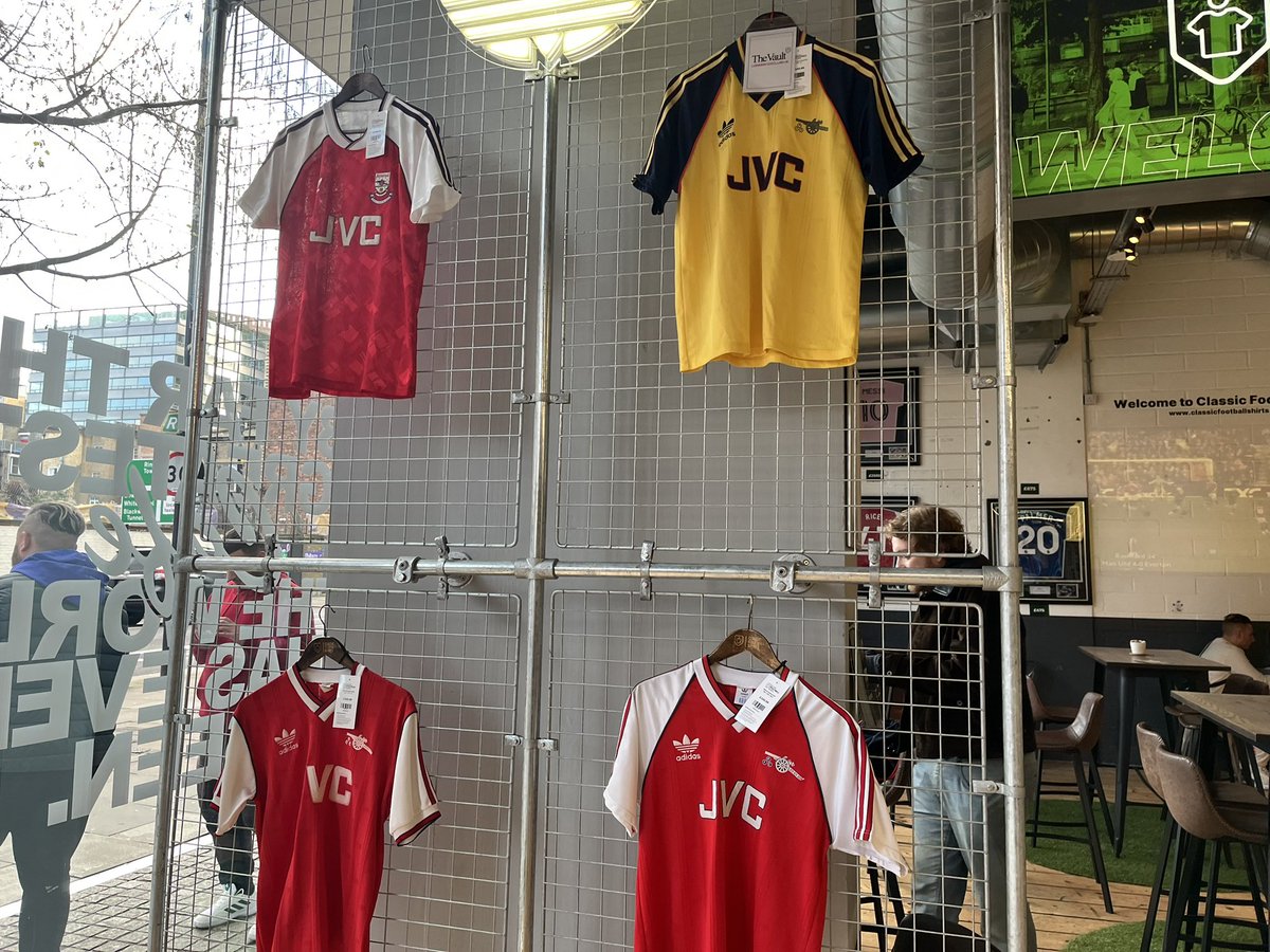 かの有名なClassic Football Shirtsロンドン店にも寄り道。 Celtic時代