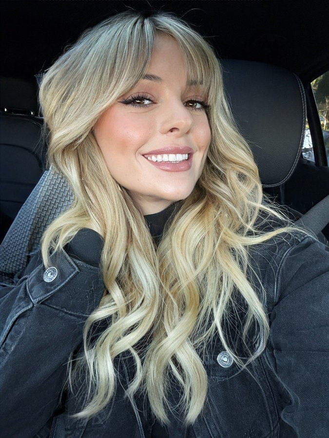 Natalie77524's tweet photo. Do you think I have a pretty smile? 😍x https://t.co/6O0FNoo0vy