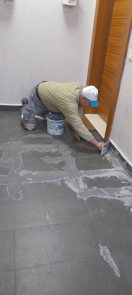 Kat hollerinde kırılan,şişme yapan,yerinden çıkan seramik ve süpürgeliklerin tamir ve onarım çalışmaları yapılmaya başlamıştır.#essenora #esseyonetim #yönetimdenfazlası #tamir #dahagüzelbiressenora