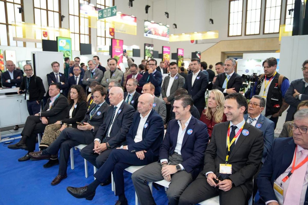 grupo_paloma's tweet photo. Hemos participado en la presentación de la iniciativa We “Tomato” Europe en defensa del tomate europeo.

Presentamos un manifiesto por parte de los productores europeos de tomate, destinado a reclamar a la Unión Europea una política comercial justa

#TomateEuropeo #FruitLogistica https://t.co/TUdlGNCTK2
