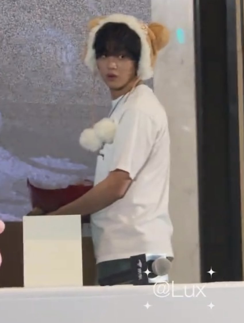 xneojunx's tweet photo. haechan is aegibear-ing so hard today he looks so so cute 😭😭🤏 https://t.co/eWQ9RBfNIz