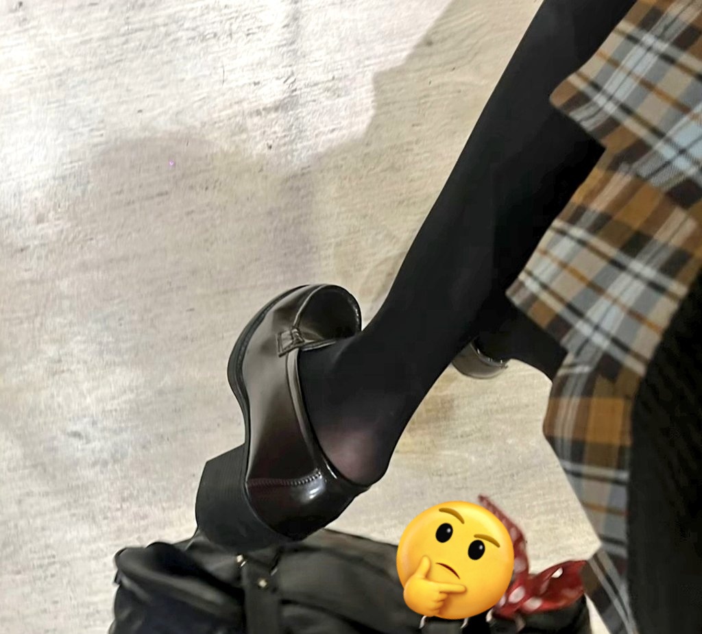 我猜你今天想吃巧克力对不对？🤐🤐
#女大 #黑丝 #jk制服