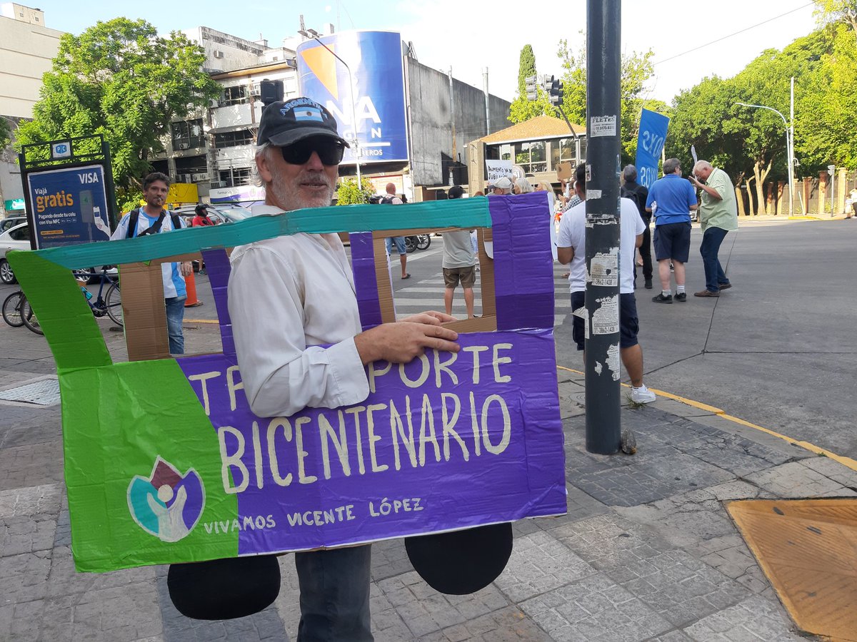albanoemicosta's tweet photo. #QueVuelvaElBicentenario 
Transporte público de Vicente Lopez, gratuito,lo acabn de sacr dejándonos a pata a niñxs que van a la escuela y jubiladxs https://t.co/1bXtDsg9nw