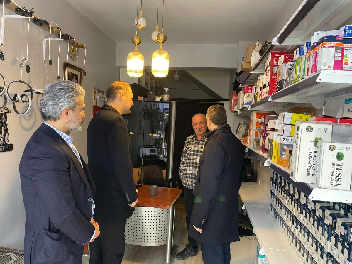 Yenimahalle Camii’nde Cuma namazını eda ettikten sonra İl Koordinatörümüz Hakan Polat Timur, İlçe Başkanımız Av. Ahmet Faruk Kuran ve teşkilatımızla birlikte mahallemizde esnaf ziyaretleri gerçekleştirdik.

Esnafımızla bir araya gelerek hal ve hatır sorduk, hayırlı işler