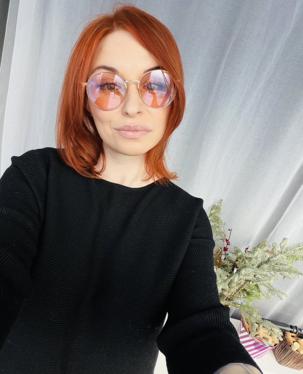 Солнечный день - повод надеть розовые очки. Кстати, осторожнее с ними надо, говорят, стеклами внутрь бьются