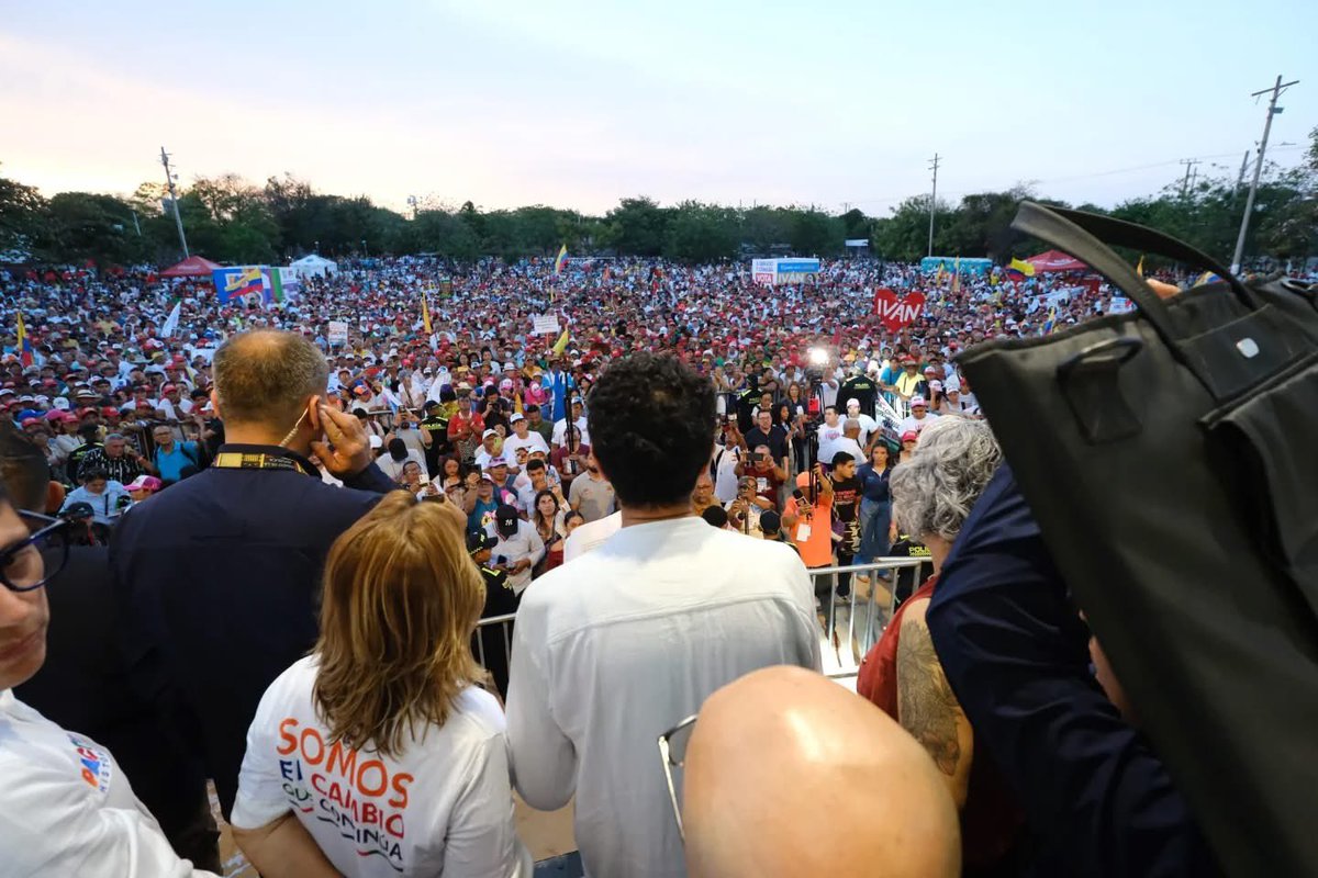 Barranquilla con Iván Cepeda! ✊ Las plazas llenas son la prueba de que el  pueblo se respeta y que hoy está más fuerte que nunca. Tras la decisión del  @CNE_COLOMBIA , lejos