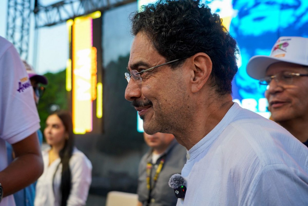 Barranquilla con Iván Cepeda! ✊ Las plazas llenas son la prueba de que el  pueblo se respeta y que hoy está más fuerte que nunca. Tras la decisión del  @CNE_COLOMBIA , lejos