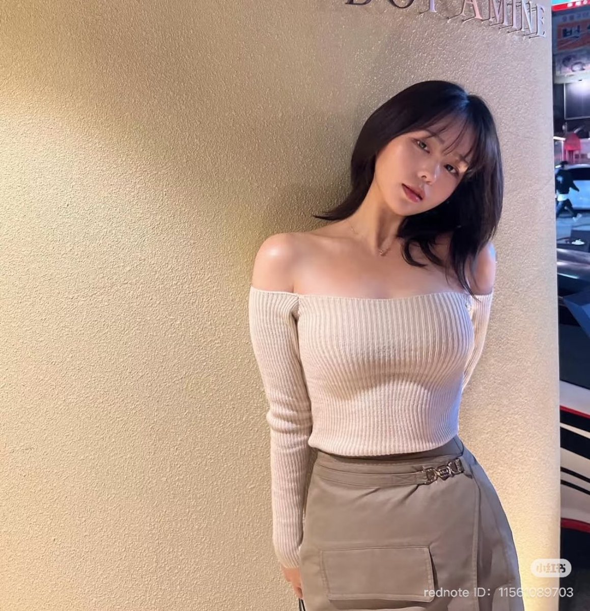 yuyudayo0924's tweet photo. こういうちょっと気怠げで色っぽい雰囲気を醸し出す韓国美女が大好き過ぎる…夜に狎鴎亭のカフェ行くと割と遭遇するけど髪の毛流れとか服装の露出とかも絶妙…なんなんですかこの系統… https://t.co/XKG7hZRq4L