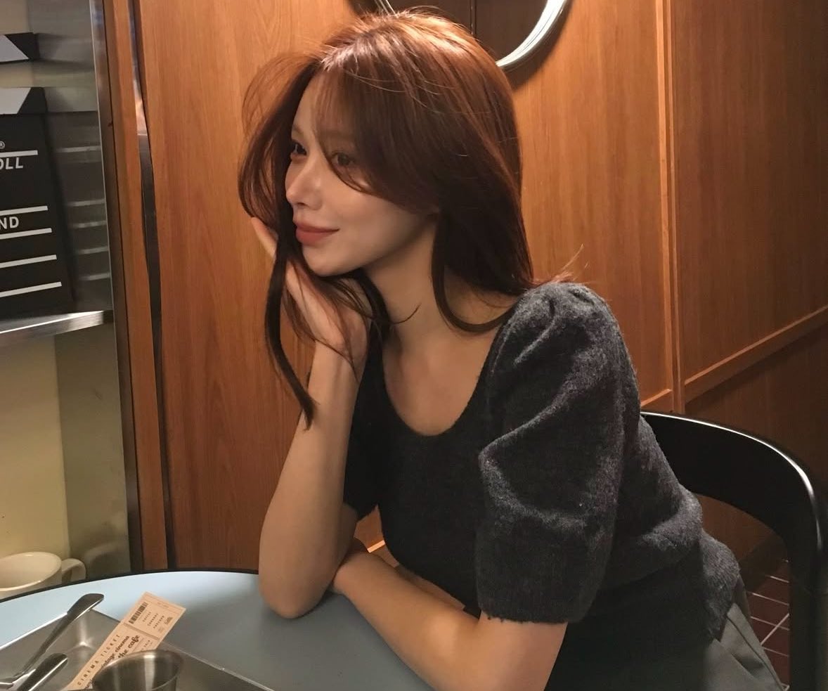 yuyudayo0924's tweet photo. こういうちょっと気怠げで色っぽい雰囲気を醸し出す韓国美女が大好き過ぎる…夜に狎鴎亭のカフェ行くと割と遭遇するけど髪の毛流れとか服装の露出とかも絶妙…なんなんですかこの系統… https://t.co/XKG7hZRq4L