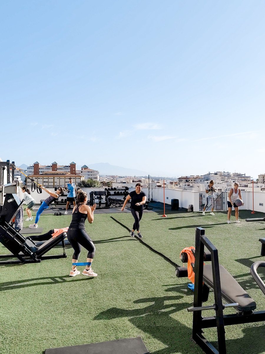 De cuando hacía buen tiempo y disfrutábamos de nuestra zona Fitness Outdoor ☀️ El mejor deporte se hace así: con la mejor compañía, en un entorno verde y las mejores vistas del mar 

#LasMesas #Estepona #FitnessOutdoor #CuidaTuSaludEnLasMesas
