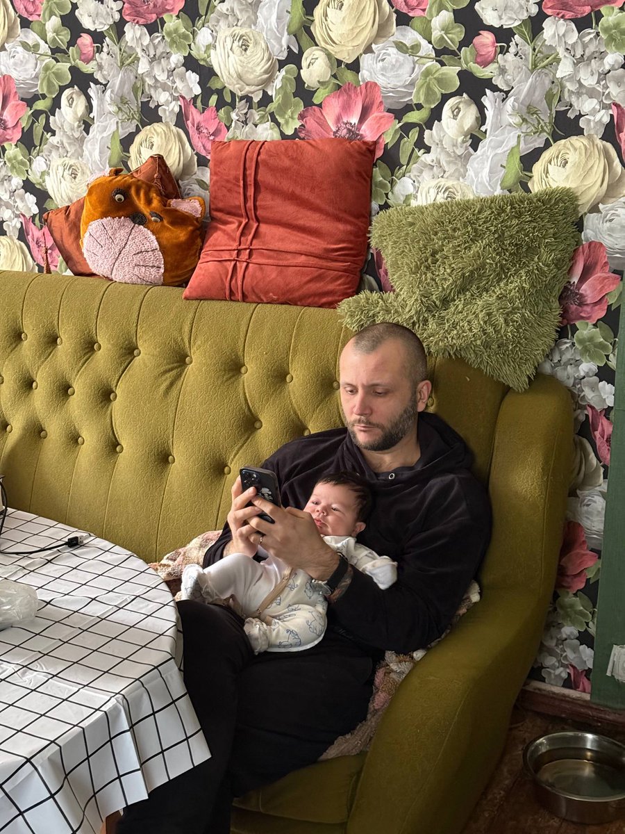 друзі, тепер і я буду намагатись випрошувати у вас донати за допомогою милих фотографій.

тому от тримайте фотографію і киньте, будь ласка, по 50 чи 100 гривень на автомобіль на Купʼянський напрямок.

банка:

send.monobank.ua/jar/51CJkSxGD2