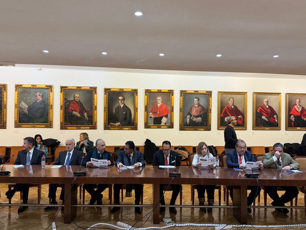 AcadMexCienPen's tweet photo. De izquierda a derecha: Oléa, Zamora, Vidaurri, Champo, Astrain, Azzolini y Zepeda, Miembros de la Academia Mexicana de Ciencias Penales, en el marco de la “Jornada Binacional” (México/España), celebrada en la Universidad Complutense de Madrid: https://t.co/sNTp5So8dm
