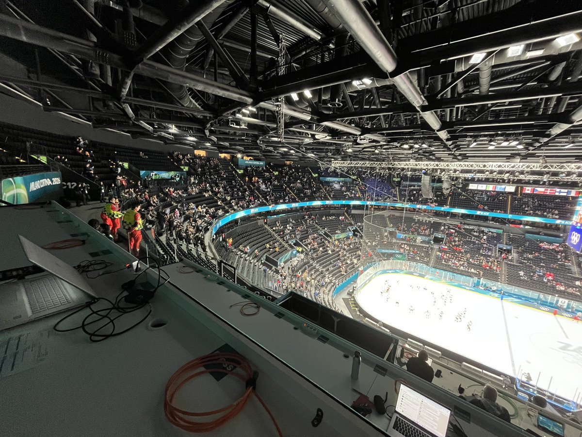 Řekl bych, že pod stropem haly je výhled o něco lepší než v O2 Aréně. 25 minut před začátkem zápasu Česko - Švýcarsko se hlediště slušně plní.