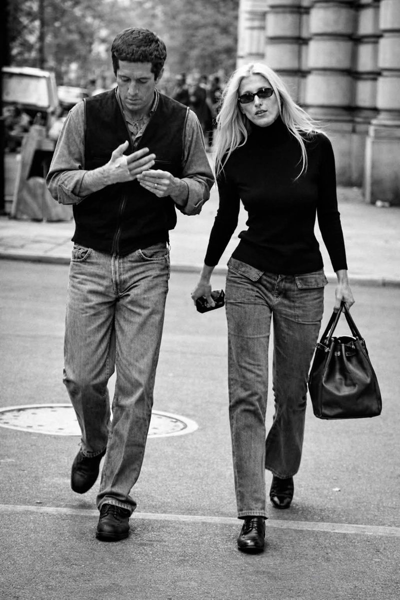 En una fría noche de octubre de 1994, John F. Kennedy Jr. entró en un pequeño restaurante italiano en el corazón de Manhattan y, sin proponérselo, creó un recuerdo destinado a durar para siempre.

El lugar estaba abarrotado. Todas las mesas ocupadas. La cocina desbordada.
Y una