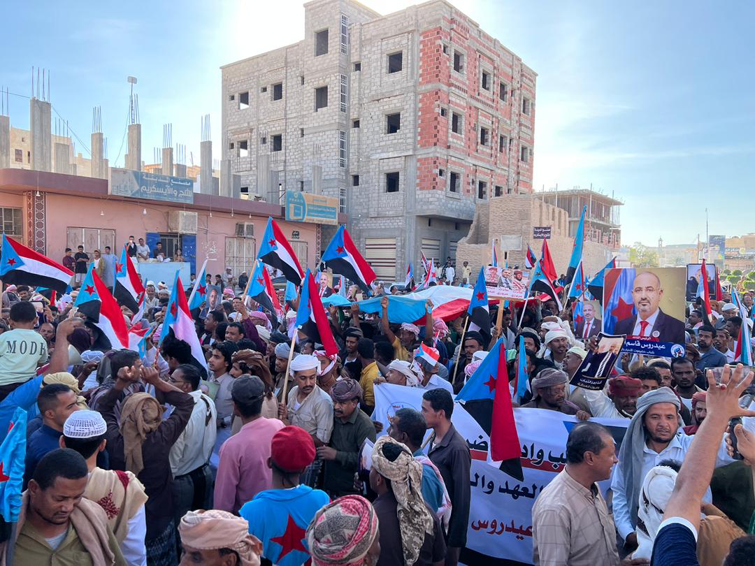 afri_fund's tweet photo. صور أولية من مسيرة "الثبات والصمود" بسيئون لدعم المجلس الانتقالي الجنوبي وتجديد التفويض الشعبي للرئيس القائد عيدروس الزُبيدي لقيادة المرحلة
#الجنوب_دولتنا_وعيدروس_رئيسنا
#عدن_المستقله #AIC https://t.co/en0ui0rsvr