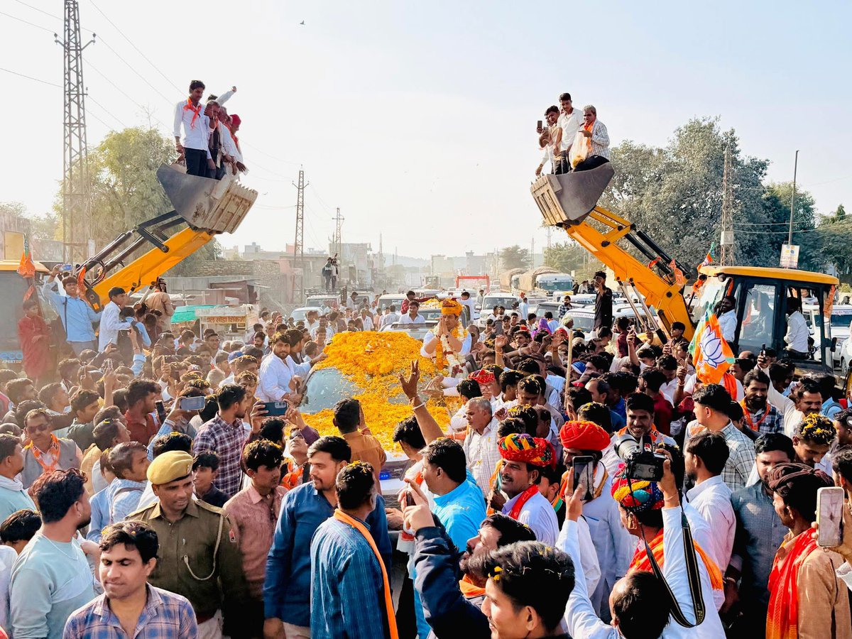 AvinashGehlot_'s tweet photo. नवगठित पंचायत समिति रास(जैतारण विधानसभा) पहुंचने पर लांबिया से रास तक विभिन्न स्थानों पर मिले आत्मीय स्वागत और स्नेह के लिए आप सभी का हृदय से आभार। 

आपका विश्वास ही मेरी सेवा की सबसे बड़ी प्रेरणा है। 

जय श्री राम https://t.co/14HRQN9Z65