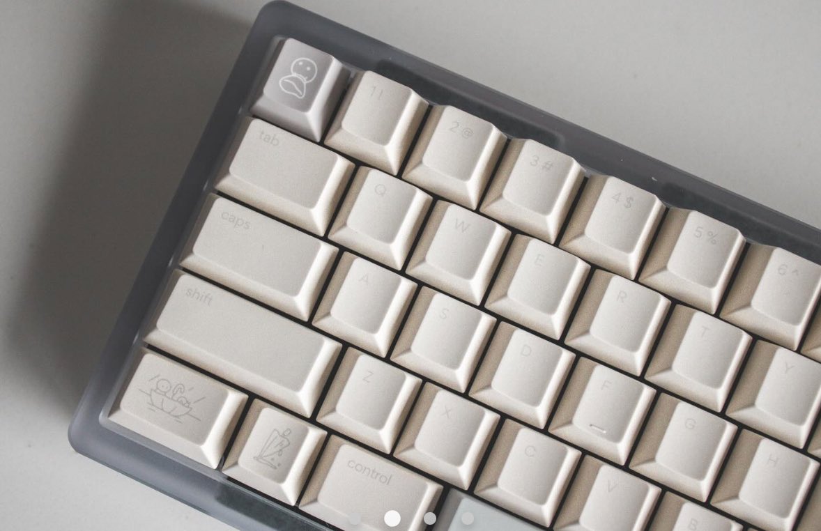 키보드 종결 했다고 생각했는데 간만에 지갑 열음,,, 

언뜻 보면 무각 같은데 자세히 보면 각인 되어있고 색이 너무 취향저격이라 바로 지름….! 
하우징 어떤거 하지….!