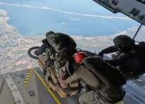 pascalbtr's tweet photo. Les forces parachutistes 🇫🇷 ont qualifié le SPECTRE, 2 roues électrique de la société Etendard, au Saut Opérationnel à Très Grande Hauteur (SOTGH); en conditionnement replié 🪂 ! ! 👍
@11eBP @Stat_20e_ra 😉
📷LinkedIn Etendard https://t.co/bLdweO1dnq