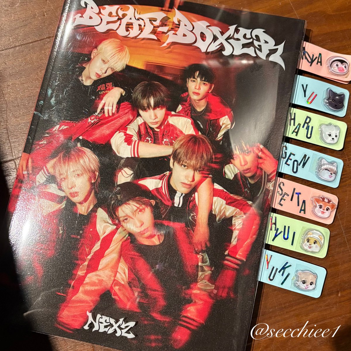 secchiee1's tweet photo. 《サウェサイン会＆🐈‍⬛チェキ》
今日も楽しい時間をありがとう🫶
レポはまた後ほどゆっくり☺️
今日持参した個人名の書いたポイも可愛いとまた褒めてもらえたよ〜🥰
サインは今日は全員1枚に❣️
#NEXZ #サウェサイン会 #チェキ https://t.co/PLMKueh2Pz