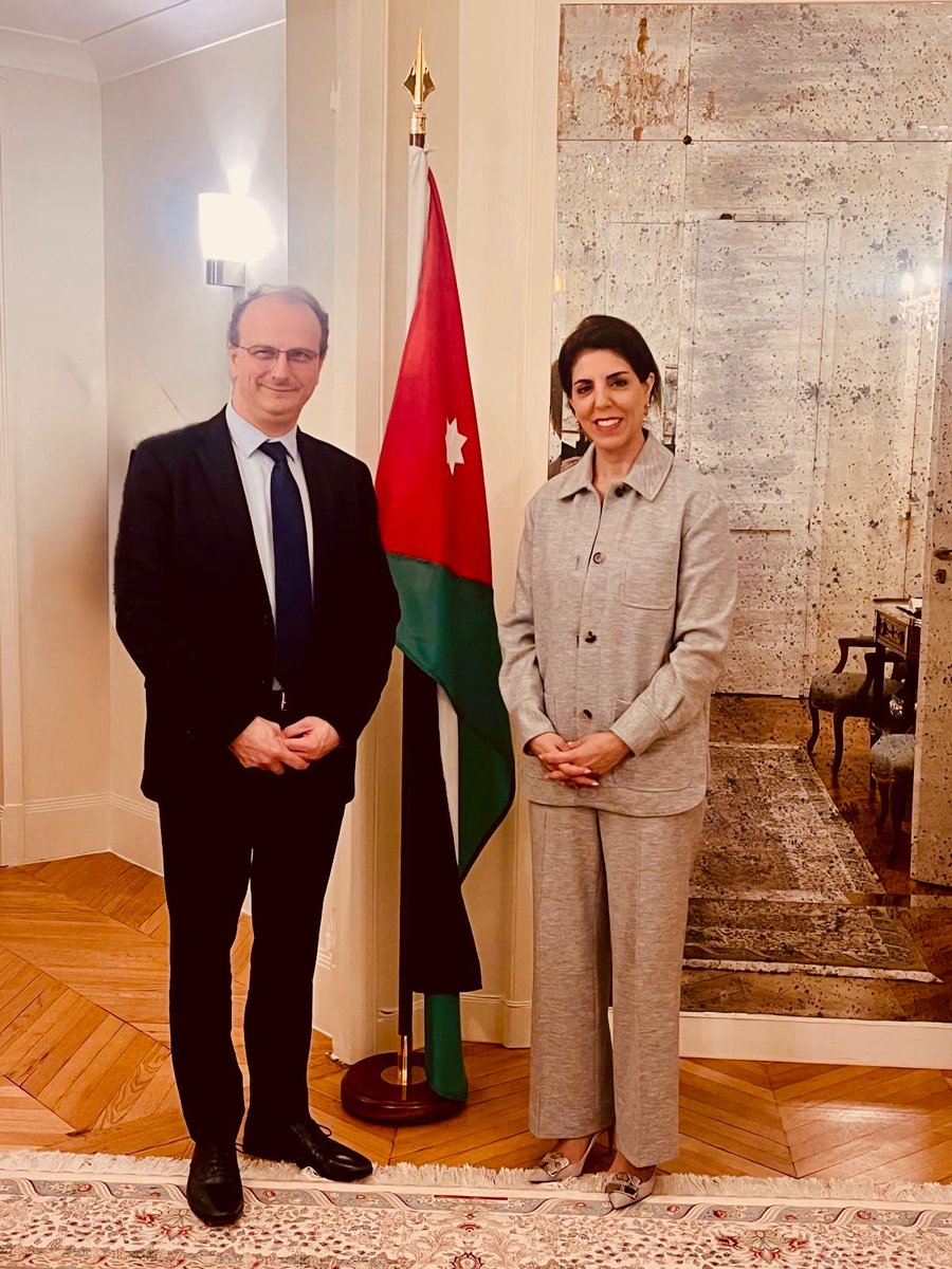 JordanEMBFR's tweet photo. التقت سعادة السفيرة لينا الحديد، صباح اليوم ٦ شباط، السيد فيليب باسكال المدير التنفيذي لشركة Aéroports de Paris، إحدى الشركات الفرنسية المستثمرة في المملكة.
جرى خلال اللقاء بحث سبل تعزيز التعاون بين الشركة والمملكة، ومناقشة فرص توسيع الاستثمارات الفرنسية في الأردن في مجالات متعددة، بما يسهم في دعم التنمية الاقتصادية وتعميق الشراكة الثنائية بين البلدين.
#الأردن #فرنسا #تعاون_اقتصادي #استثمار #شراكة_ثنائية #الدبلوماسية_الاقتصادية 

Son Excellence l’Ambassadrice Mme @AlhadidLeena a rencontré, ce matin 06 février, M. Philippe Pascal, le DG du groupe Aéroports de Paris, l’une des entreprises investissant en Jordanie. 
Cette rencontre a permis d’échanger sur les moyens de renforcer la coopération économique entre le groupe et Le Royaume, ainsi que sur les perspectives d’élargissement des investissements français en Jordanie dans divers secteurs, contribuant ainsi au renforcement du partenariat économique entre les deux pays.
#coopérationéconomique #france #jordanie #relationséconomiques #investissements