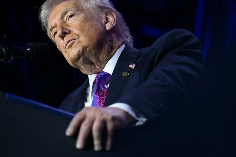 Washington (Estados Unidos) (AFP) - El presidente estadounidense, Donald Trump, publicó el jueves un video conspirativo sobre las elecciones que muestra al expresidente Barack Obama y a su esposa Michelle como monos, lo  bit.ly/4ktLA9m