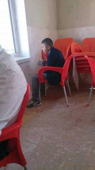 su sekil tek basıma yemek yiyorum