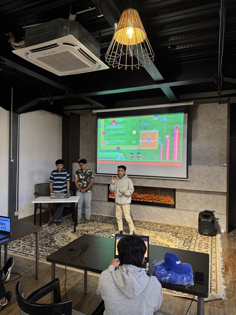 After 8 intensive sessions, we wrapped up the workshop with a project showcase.

Great to see new builders launch their first projects on Base — from SocialFi to mini app games. Our mission is to bring more people onchain.

Can’t wait to see what’s next from these builders.