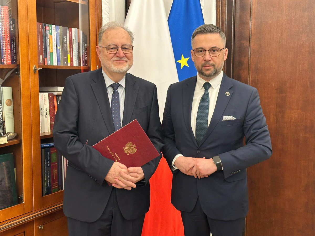 AGH_Krakow's tweet photo. Prof. Zbigniew Kąkol, wieloletni pracownik Akademii Górniczo-Hutniczej, został powołany przez Ministra Nauki i Szkolnictwa Wyższego - @MarcinKulasek na stanowisko przewodniczącego Komisji Ewaluacji Nauki. 🎓️
Więcej 🔗 https://t.co/nzyk6N0HKR
fot. @MNiSW_GOV__PL
#AGH #MNiSW https://t.co/kGWoz0DUVn