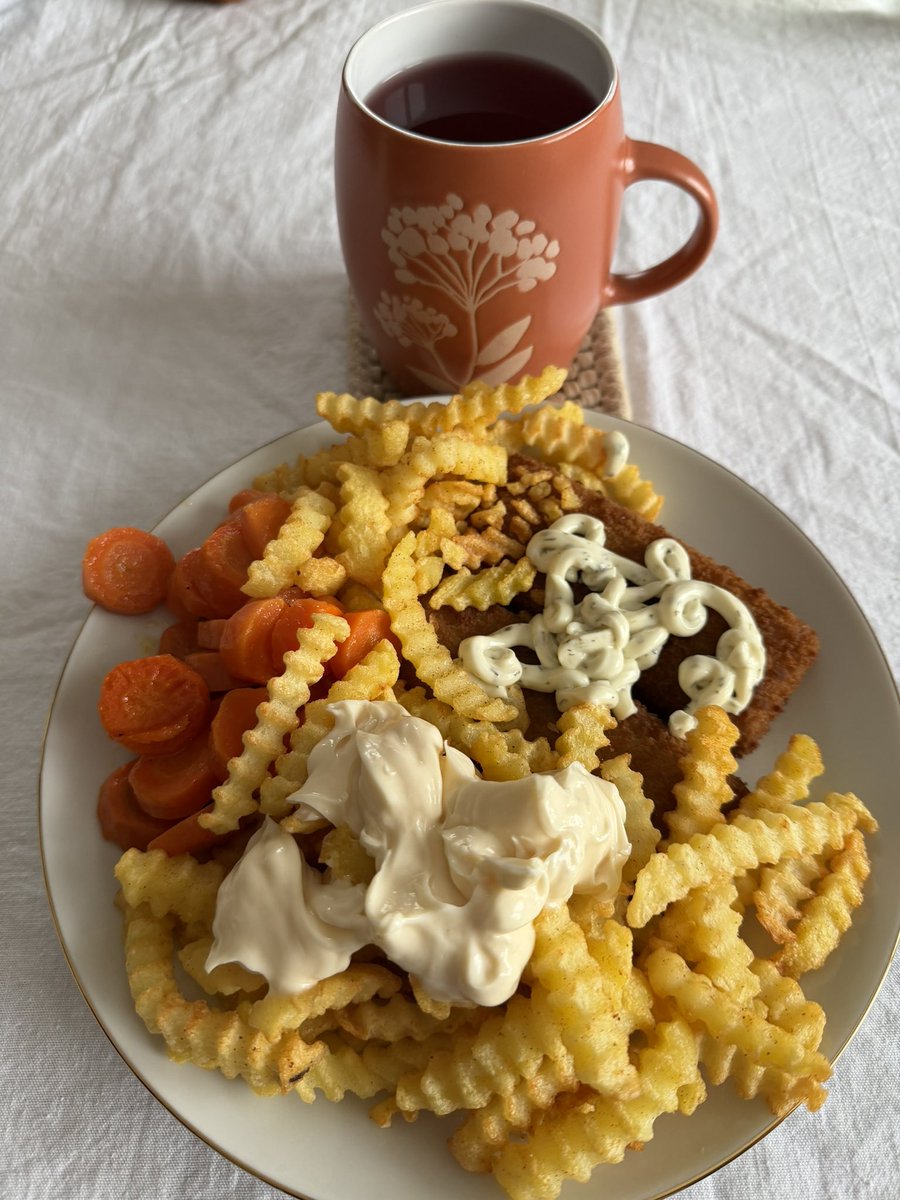 FRD490's tweet image. Delicious lunch
Yum yum 😋 🤤
#frenchfries #friedfish #buttercarrots #blackberrytea #frdcdxc