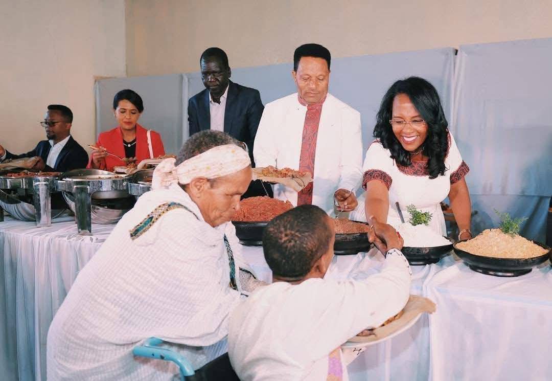 abole_18's tweet photo. የምገባ ማዕከላትን በተመለከተ 

የከተማ አስተዳደሩ ለሰው ተኮር በሰጠው ትኩረት ከ36 ሺህ በላይ ለማህበራዊ ችግር ለተጋለጡ ነዋሪዎቻችን በ28 የምገባ ማእከላት በቀን አንዴ የምገባ አገልግሎት እየተሰጠ ይገኛል፡፡

ከንቲባ አዳነች አቤቤ https://t.co/1VhsZPm4Pc