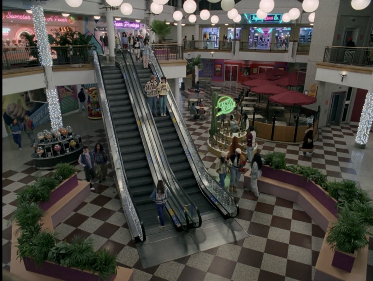 ranimisra02's tweet photo. the stores in the mall are named after lyrics from the album !! #OpaliteMusicVideo 
- sweeter than a peach (the life of a showgirl) 
- dear protege (father figure) 
- infamy loves co. (cancelled!) https://t.co/mOw4fKqPz2