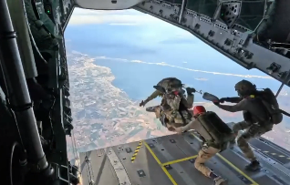 pascalbtr's tweet photo. Les forces parachutistes 🇫🇷 ont qualifié le SPECTRE, 2 roues électrique de la société Etendard, au Saut Opérationnel à Très Grande Hauteur (SOTGH); en conditionnement replié 🪂 ! ! 👍
@11eBP @Stat_20e_ra 😉
📷LinkedIn Etendard https://t.co/bLdweO1dnq
