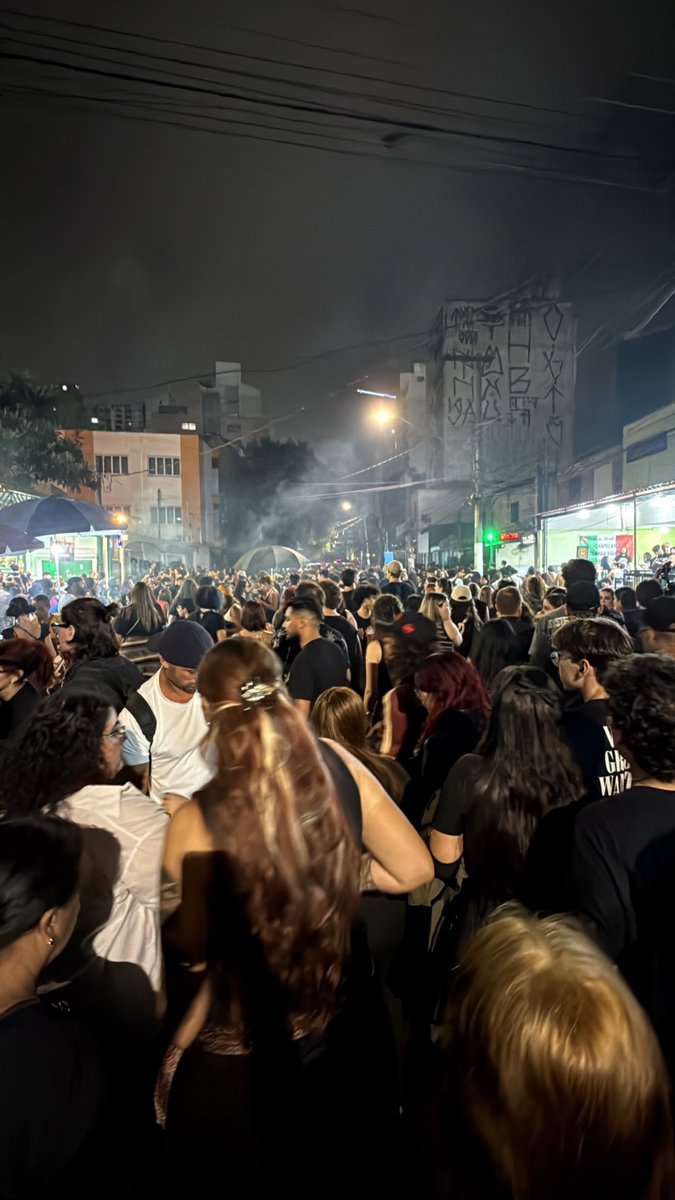 s3wrw0lf's tweet image. imagens reais da verdadeira black parede todos indo a pé para a estação Barra funda