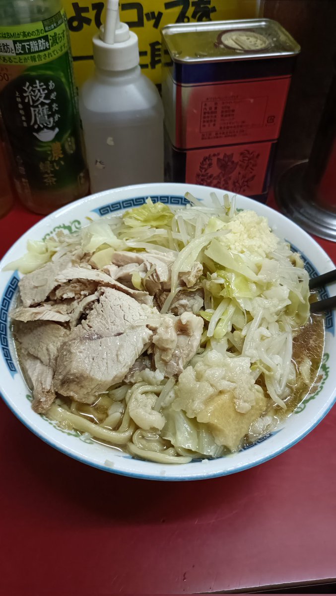 2/6,20:40ラーメン二郎目黒。大豚全マシ、70分待。火水木中心の為久しぶりの若店主。期待大、不安超大。結果、量質共に満足。隣の若者二人は店主の「うにゃ～にゃ？（ニンニク入れますか？）」に即答出来ず「うにゃ～にゃ！！怒」と大声で怒られてました
＃ラーメン二郎
＃ラーメン二郎目黒
＃メグジ