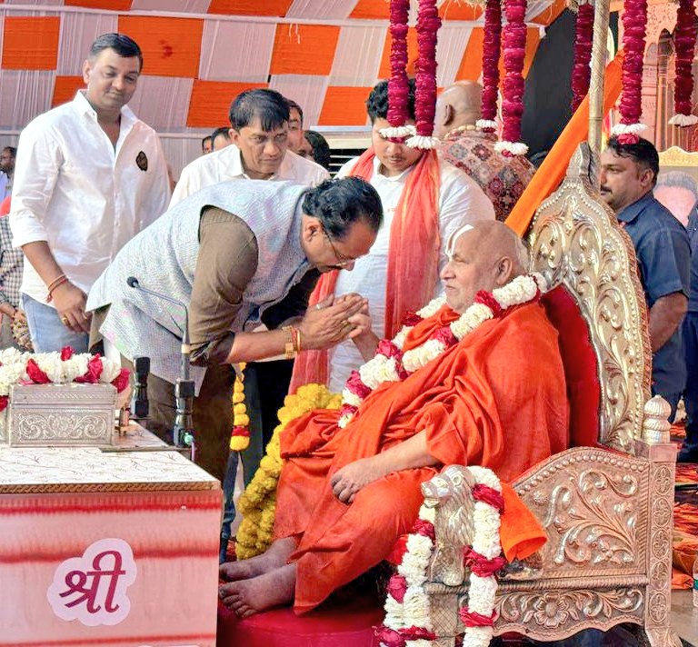 jitu_vaghani's tweet photo. आज राजकोट में आयोजित रामकथा के दौरान तुलसी पीठ के संस्थापक, सनातन संस्कृति के ध्वजवाहक एवं पद्म विभूषण से अलंकृत परम पूज्य जगद्गुरु श्री रामभद्राचार्य जी का आशीर्वाद प्राप्त कर स्वयं को धन्य अनुभव किया।

प्रभु श्रीराम से मेरी प्रार्थना है कि वे सनातन धर्म के इस महान साधक को दीर्घायु प्रदान करें। उनका तपोमय जीवन, दिव्य आध्यात्मिक ज्ञान और लोककल्याण की भावना सदैव विश्व को आलोकित करती रहे।

@Jagadguruji