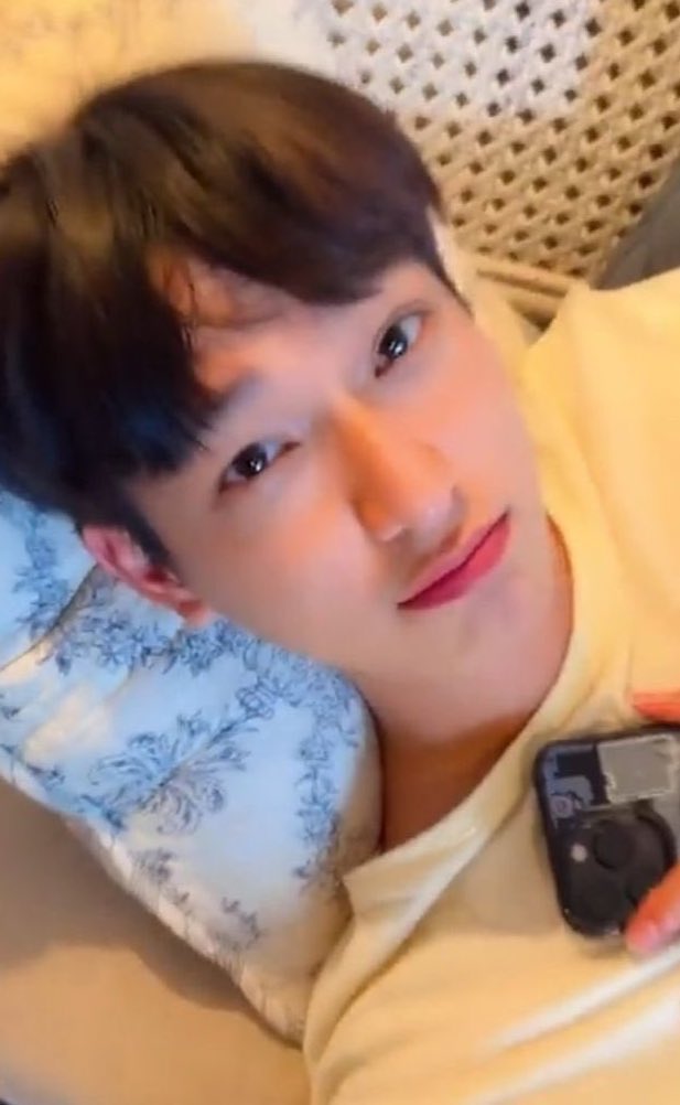 Mojibabypotato's tweet photo. ผมที่ไม่อยากทำใจยอมรับว่าน้องโตแล้ว มันสิ้นสุดรัชกาล เคะแบ๊ว เคะตาแป๋ว ปากชมพูลิ้นกระต่ายแล้ว นี่มันยุคเคะเริ่ด เคะหยิ่ง ยุคควีน ปากสีไวน์แดงแล้วจริงๆ https://t.co/7RnfyWOvs5