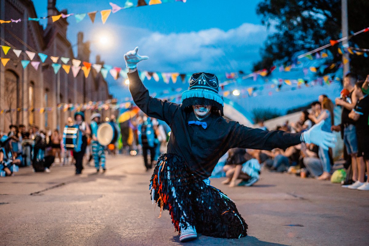🎭 ¡ALBERDI CELEBRA SU CARNAVAL!

El Carnaval Popular de Alberdi vuelve a vestir de fiesta el barrio, con una gran celebración comunitaria que año tras año convoca a vecinos, murgas y organizaciones culturales para compartir una jornada de encuentro, música y alegría.

El Club