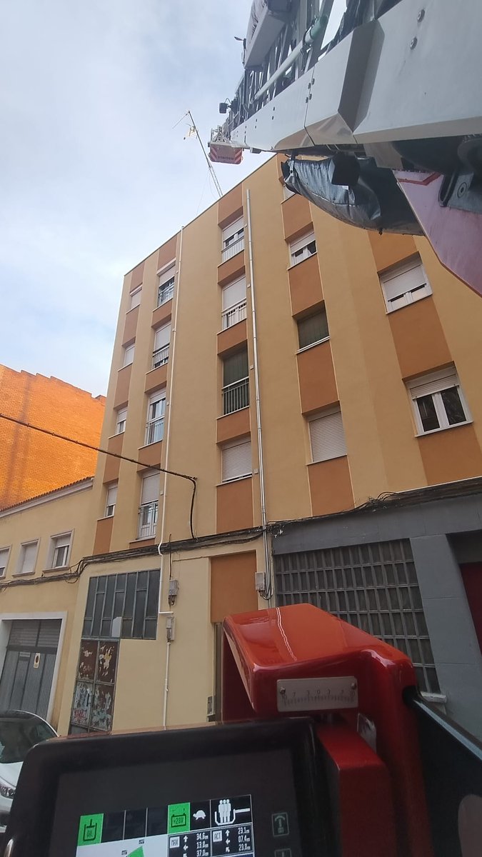 Las rachas de viento de ayer nos dejaron 11 intervenciones por caída o riesgo de caída de objetos a la vía pública. Estas actuaciones son especialmente peligrosas mientras trabajamos en altura. Recordamos la importancia de revisar edificios e instalaciones para evitar riesgos.