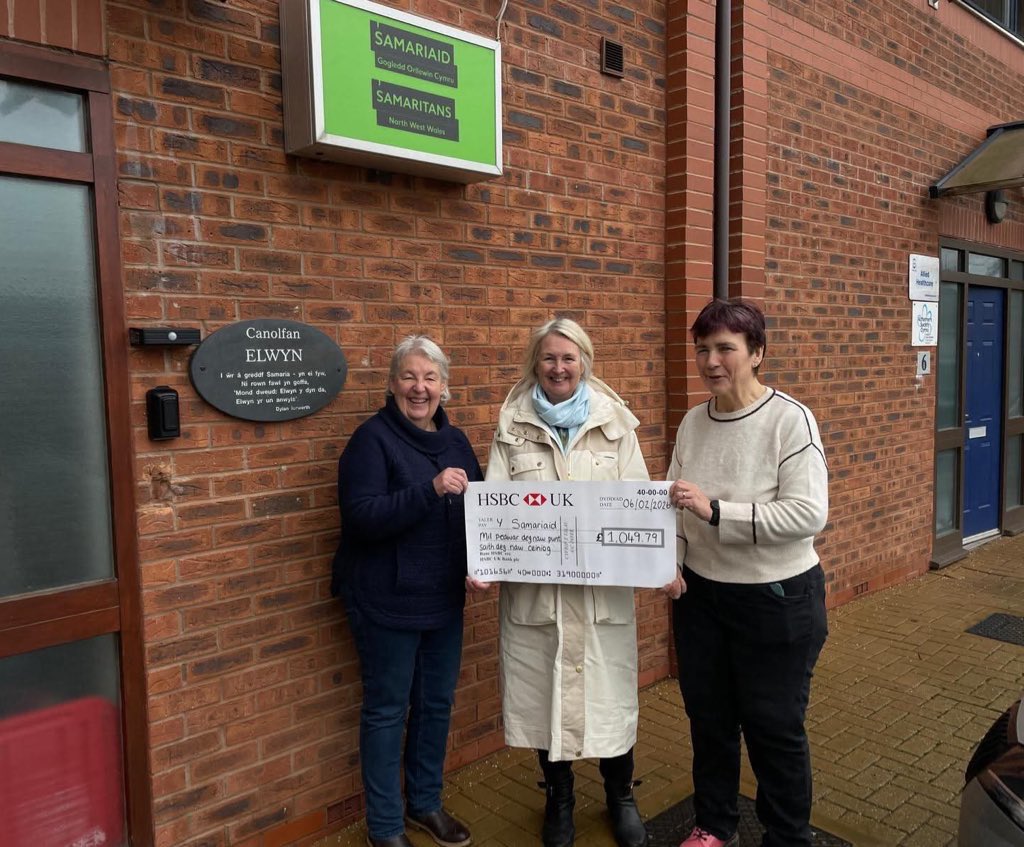 siangwenfelin's tweet photo. So proud to present over £1,000 to Bangor Samaritans 💚 Raised through a local appeal to support their amazing volunteers helping people in crisis across NW Wales. A true reflection of Arfon’s kindness - thank you to everyone who donated 🙏 https://t.co/4s8zMvSW4N