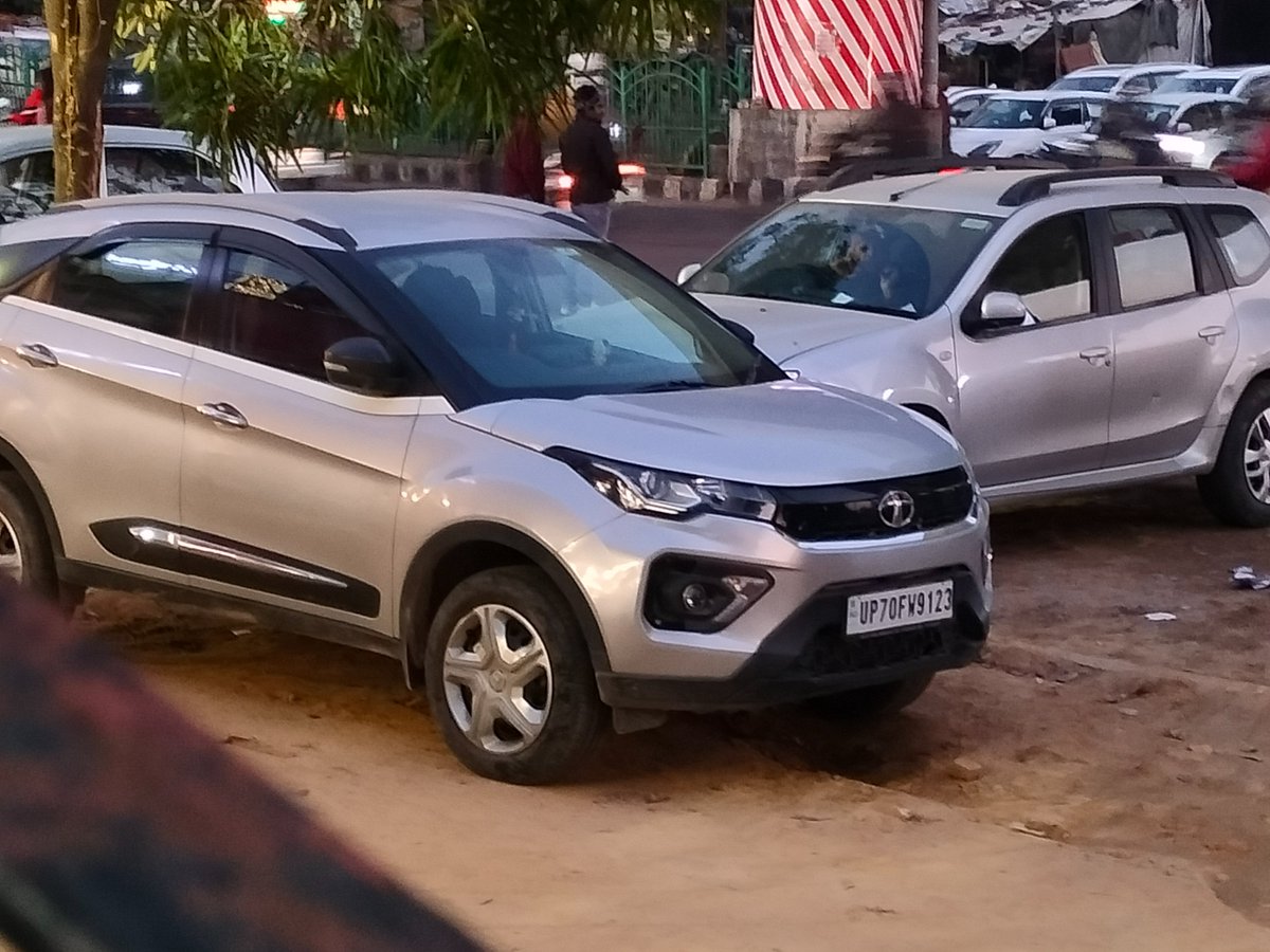 srkfan1998's tweet photo. @lucknowtraffic @uptrafficpolice @112UttarPradesh 
A-block Indira Nagar is undergoing pipeline work since 3 months, and roads are blocked. Babian Inn is using the road for parking and has blocked our movement. (Sushil Sharma (retd. IAS) family. Please issue challan of thse cars https://t.co/FWJjFmQwtv