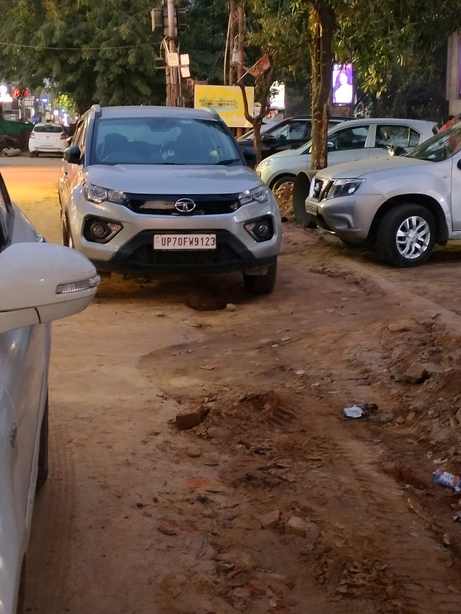 srkfan1998's tweet photo. @lucknowtraffic @uptrafficpolice @112UttarPradesh 
A-block Indira Nagar is undergoing pipeline work since 3 months, and roads are blocked. Babian Inn is using the road for parking and has blocked our movement. (Sushil Sharma (retd. IAS) family. Please issue challan of thse cars https://t.co/FWJjFmQwtv
