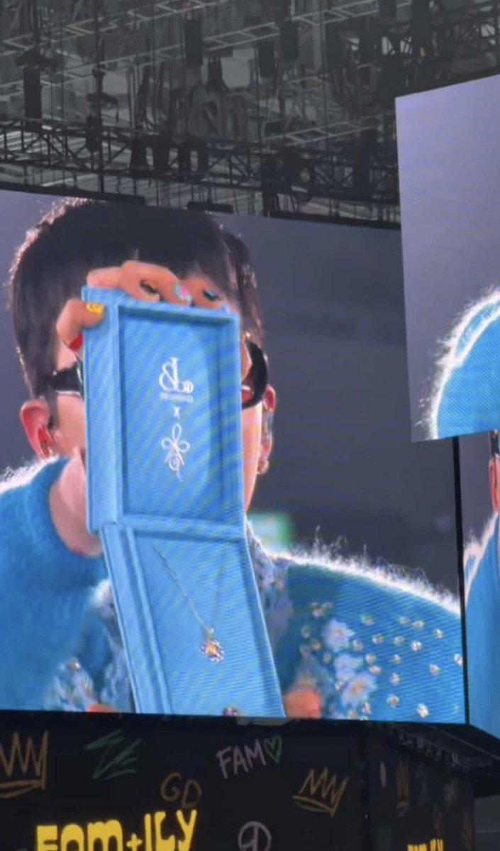 kokomi33's tweet image. GD gave fans diamond necklaces, perfume, and Zoa charms…When your idol is G-Dragon, the fan meeting feels like a year-end lucky draw.