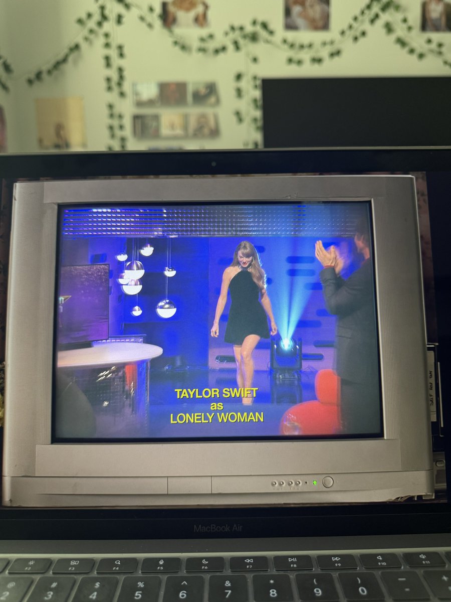 jaidenodavis's tweet image. the biggest pop star in the world as lonely woman is actually so poetic lowk