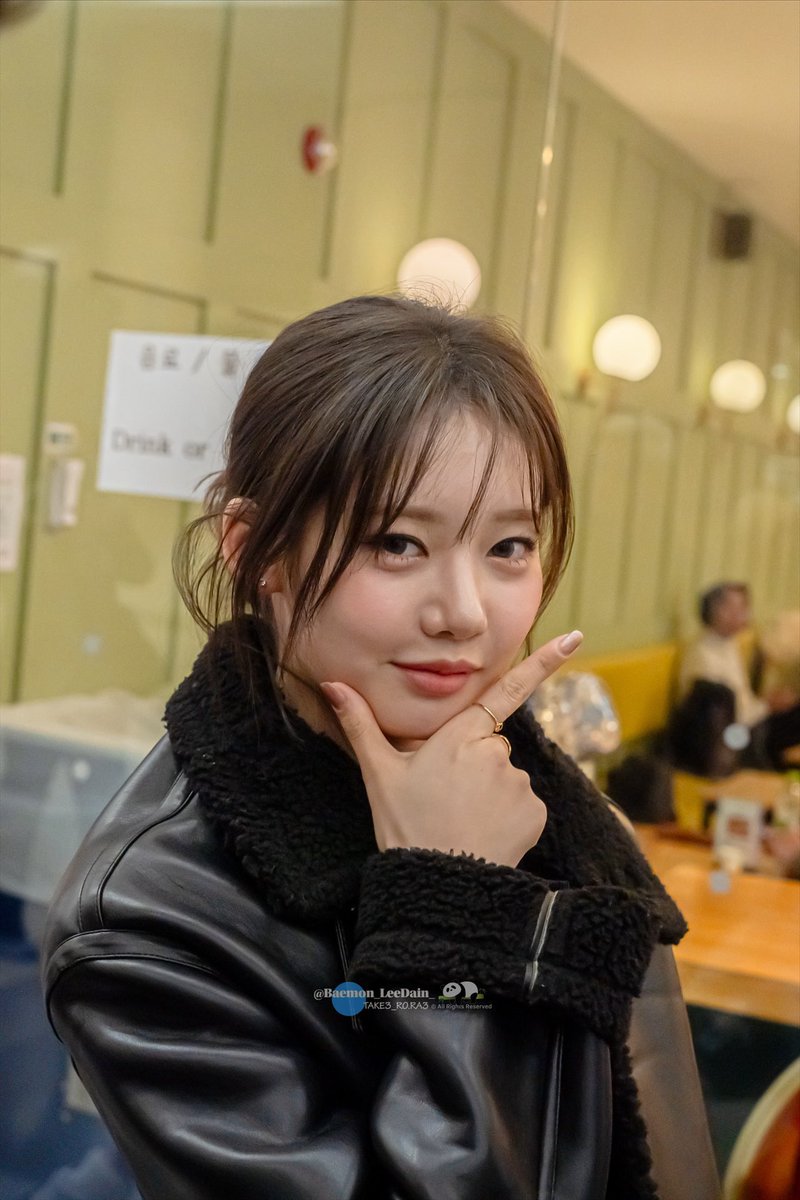 Baemon_LeeDain_'s tweet photo. 20241226 GMP

ダインさんて本当に優しいんです🥹

#RORA #로라 #ロラ #LeeDain #이다인 #ダインさん #李茶仁
#BABYMONSTER #베이비몬스터 #ベイビーモンスター #baemon #베몬 #ベモン
#かわよ https://t.co/PACTglus9x
