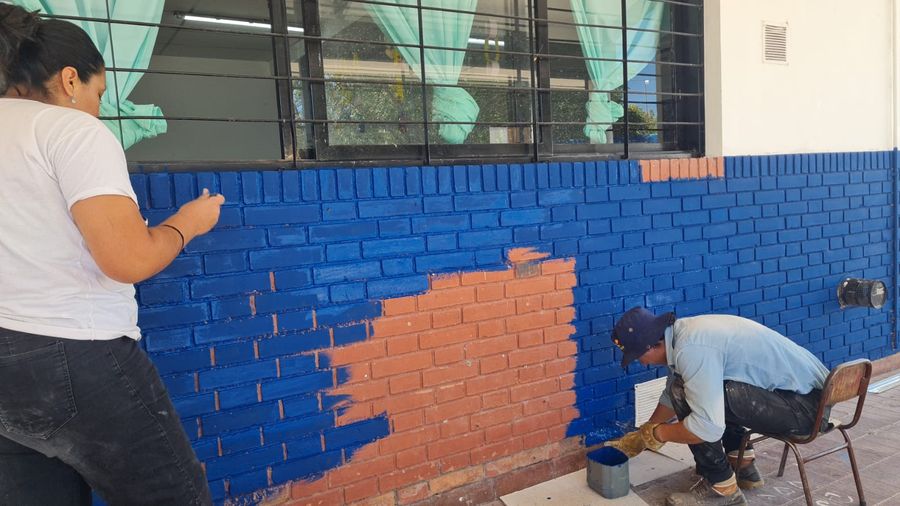 El programa ColaborArte continúa con sus labores
📌Con más de 200 voluntarios en diferentes escuelas
 se han realizado tareas de pintura y mantenimiento en otros establecimientos educativos.
<a href="/educultuydge/">Educación, Cultura, Infancias y DGE</a> <a href="/MzaDGE/">DGE Mendoza</a> 
Más info 👇
mendoza.edu.ar/el-programa-co…