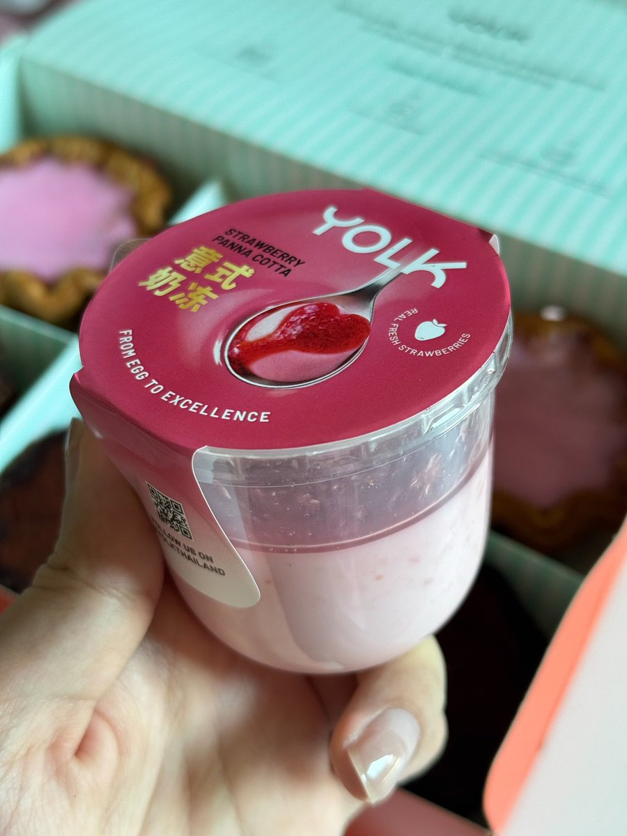 เมนูใหม่ yolk วันวาเลนไทน์อร่อยมาก วาเลนไทน์นี้กูอ้วน ทุกแบรนด์ขนมหวานออกมาหมด จะกรี๊ด แล้วอร่อยมากๆ คือชอบบบบบบบมาก ช็อกโกแลตไม่หวาน เค้าทำมาขมนำ สื่อถึงความรักขมๆ555555 แต่อร่อยอะ กินเพลิน ไม่เลี่ยนเลย แล้วกุก้ไม่คิดว่านมเย็นมันเป็นทาร์ตจะอร่อยขนาดนี้ เว่อมาก ผ่านหมดทุกอย่าง