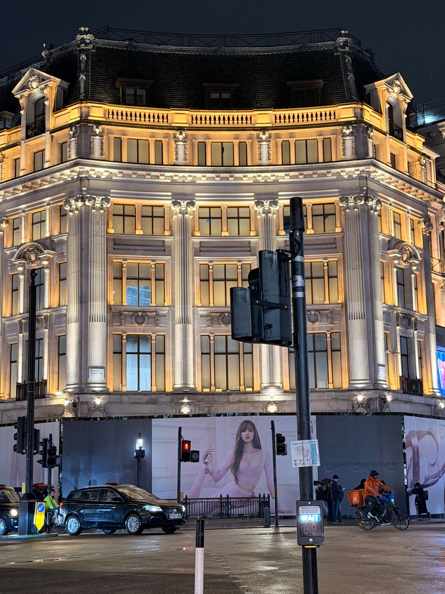 HelloJisoo_LDN's tweet image. Spotted Lalisa x Nike Skims at Oxford Circus, London😍 The ad is HUGE